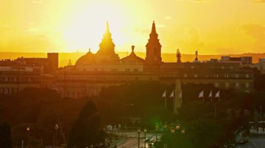 Malta adasında akşam trafiği ile inanılmaz bir gün batımı..