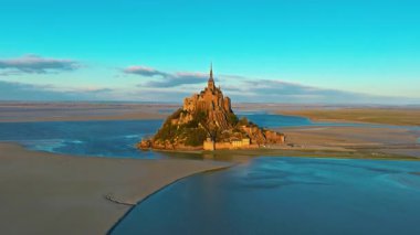 Ünlü tarihi Abbey Mont Saint Michel 'in hava manzarası. Gelgit düzlüklerine sahip tarihi manastır, Normandiya, Fransa.