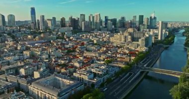 Fransa, Paris 'in ticaret ve iş merkezi. Modern ticaret bölgesinin havadan görünüşü. Gelecekteki La Defense bölgesinde gökdelenler. İkonik gökdelenleri olan iş bölgesi.