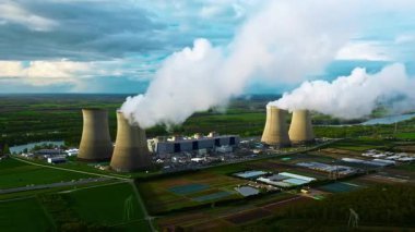 Nükleer enerji santrali. Santralin devasa bacalarından buhar yükseliyor..