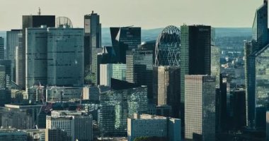 Paris, Fransa iş bölgesi binaları. Cam gökdelenlerin ofis pencerelerinin hava görüntüsü. Kentsel çevredeki şirket genel merkezi. Mimari eğilimler.