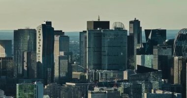 Paris, Fransa iş bölgesi binaları. Cam gökdelenlerin ofis pencerelerinin hava görüntüsü. Kentsel çevredeki şirket genel merkezi. Mimari eğilimler.