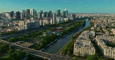 Fransa, Paris 'in ticaret ve iş merkezi. Modern ticaret bölgesinin havadan görünüşü. Gelecekteki La Defense bölgesinde gökdelenler. İkonik gökdelenleri olan iş bölgesi.
