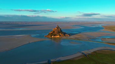 Ünlü tarihi Abbey Mont Saint Michel 'in hava manzarası. Gelgit düzlüklerine sahip tarihi manastır, Normandiya, Fransa.
