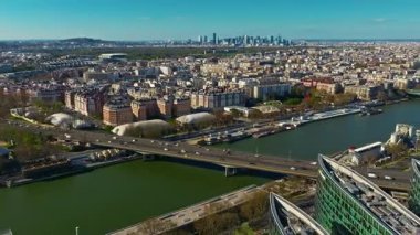 Yazın Paris 'in en güzel şehrinin havadan görünüşü Seine Nehri ve ufukta Eyfel Kulesi görünüyor..