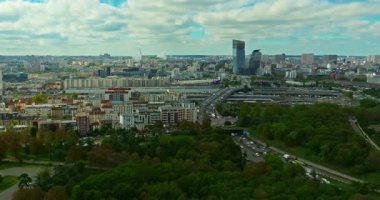 Fransız mimari cepheleri ve evlerin çatıları. Paris 'in çarpıcı hava manzarasını tecrübe edin. Paris 'in Çekimi başlıyor. Fransa 'nın başkentinde merkez bölge.