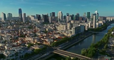 Fransa, Paris 'in ticaret ve iş merkezi. Modern ticaret bölgesinin havadan görünüşü. Gelecekteki La Defense bölgesinde gökdelenler. İkonik gökdelenleri olan iş bölgesi.