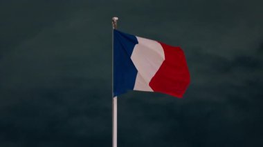 Fransız bayrağı alacakaranlıkta rüzgarda dalgalanıyor..