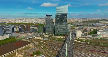 Paris, Fransa iş bölgesi binaları. Cam gökdelenlerin ofis pencerelerinin hava görüntüsü. Kentsel çevredeki şirket genel merkezi. Mimari eğilimler.