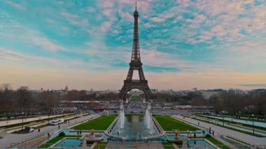 Paris, Fransa - 24.12.2025: Paris 'teki Trocadero' dan Kule Manzarası. Eyfel Kulesi 'ni izlemek için güzel bir yer. Turistler tarihi yerleri ve Paris 'in sembollerini severler..