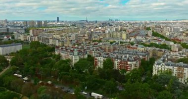 Fransız mimari cepheleri ve evlerin çatıları. Paris 'in çarpıcı hava manzarasını tecrübe edin. Paris 'in Çekimi başlıyor. Fransa 'nın başkentinde merkez bölge.