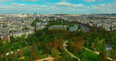 Fransız mimari cepheleri ve evlerin çatıları. Paris 'in çarpıcı hava manzarasını tecrübe edin. Paris 'in Çekimi başlıyor. Fransa 'nın başkentinde merkez bölge.