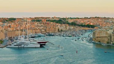 Gün batımında Birgu şehrinin manzarası. Malta adası.