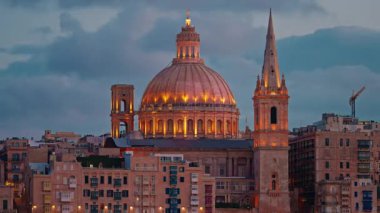 Eski Valletta kasabasının gece manzarası inanılmaz aydınlatma ve gece ışıklarıyla, Malta. Zaman Uygulaması.