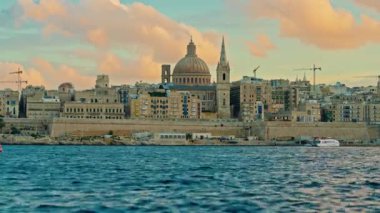 Güneşli bir günde Başkent Malta 'nın Vallettas manzarası. Marsamxett Limanı Valletta Saint Pauls Anglikan Katedrali manzaralı.