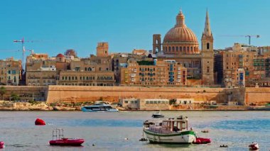 Güneşli bir günde Başkent Malta 'nın Vallettas manzarası. Marsamxett Limanı Valletta Saint Pauls Anglikan Katedrali manzaralı.