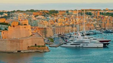 Gün batımında Birgu şehrinin manzarası. Malta adası.