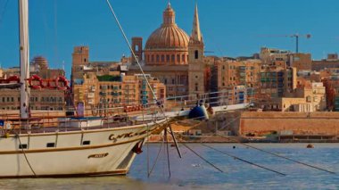 Güneşli bir günde Başkent Malta 'nın Vallettas manzarası. Marsamxett Limanı Valletta Saint Pauls Anglikan Katedrali manzaralı.