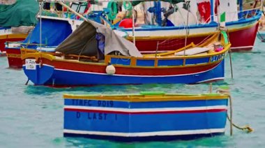 Malta, Marsalokk, - 11.2025: Körfeze demirli geleneksel renkli balıkçı tekneleri.