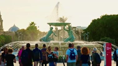 Valletta, Malta - 15.01.2026: Güzel Tritons Çeşmesi Valletta şehir kapısı yakınlarındaki büyük bir alan üzerinde.