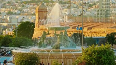 Valletta, Malta - 15.01.2026: Güzel Tritons Çeşmesi Valletta şehir kapısı yakınlarındaki büyük bir alan üzerinde.