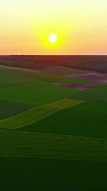 Yuvarlanan alanların hava görüntüsü. Gün batımında Fransa 'nın sonsuz kırsalları.