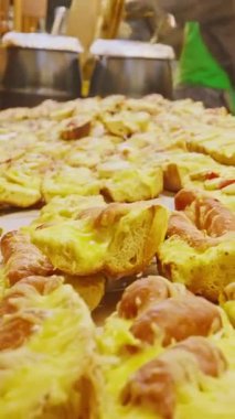 Strasbourg, Fransa - 1 Aralık 2025: Strazburg 'da Noel' in kalbinde Noel pazarı. Piyasada satılık sokak yemekleri ve sıcak içecekler. Dikey video.