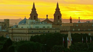 Malta adasında akşam trafiği ile inanılmaz bir gün batımı..