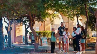 Valletta, Malta - 12.12.2025: Valletta, Malta 'da turistlerin bulunduğu Yukarı Barrakka Bahçeleri halk parkı. Zaman Uygulaması.