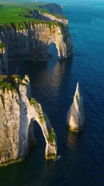 Resimli kıyı kireçtaşı uçurumlarının havadan görünüşü. Etretat, Fransa.