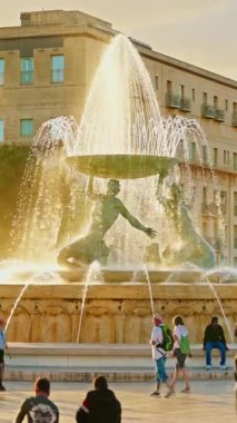 Valletta, Malta - 15.01.2026: Güzel Tritons Çeşmesi Valletta şehir kapısı yakınlarındaki büyük bir alan üzerinde.