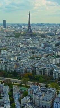 Yaz günü Eyfel Kulesi ile birlikte Paris 'in tarihi merkezinin havadan görüntüsü. Yukarıdan Paris Panoraması. Eiffel Kulesi ve Champ de Mars 'ta hava manzarası.