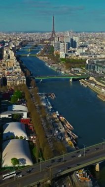 Yazın Paris 'in en güzel şehrinin havadan görünüşü Seine Nehri ve ufukta Eyfel Kulesi görünüyor..