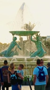 Valletta, Malta - 15.01.2026: Güzel Tritons Çeşmesi Valletta şehir kapısı yakınlarındaki büyük bir alan üzerinde.