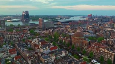 Gün batımında kanallar ve teknelerle Amsterdamat 'ın hava manzarası. Hollanda 'nın tarihi şehri Amsterdam' ın başkenti.