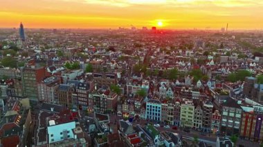 Gün batımında kanallar ve teknelerle Amsterdamat 'ın hava manzarası. Hollanda 'nın tarihi şehri Amsterdam' ın başkenti.