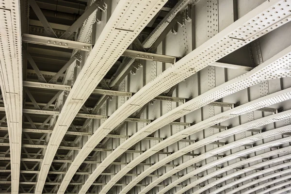 Brücke mit gebogenen Trägern lizenzfreie Stockfotos