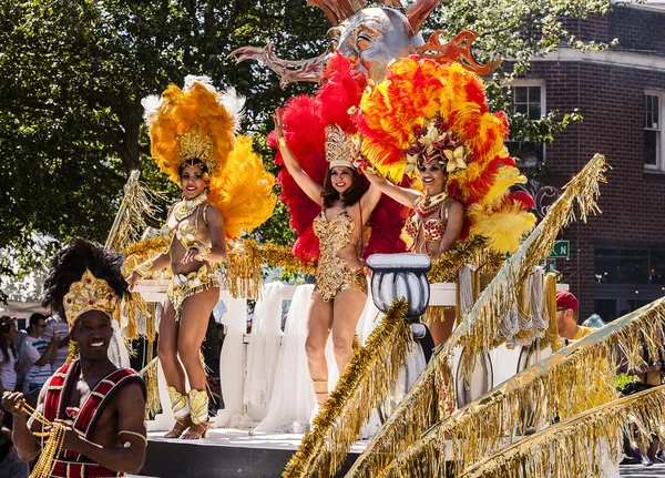 Dansere på Parade Float - Stock-foto