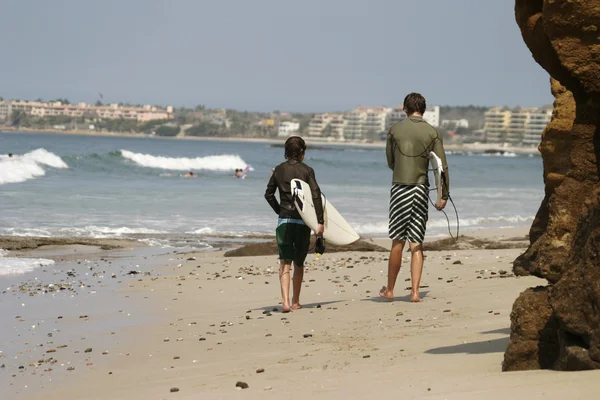 Deux surfeurs sur la plage — Photo