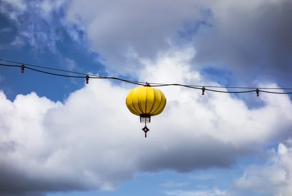 Lanterne jaune sur fil — Photo