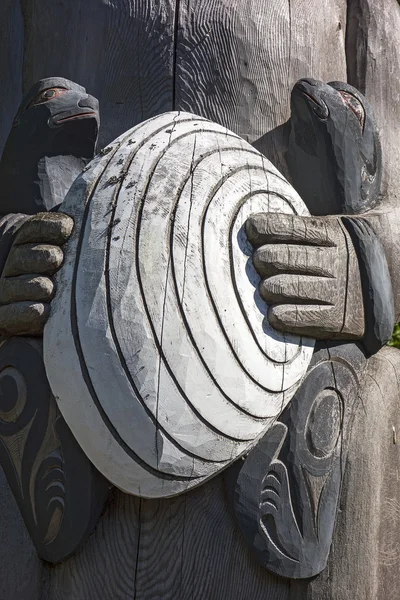 Muschel und Fischotter Detail auf Totempfahl — Stockfoto