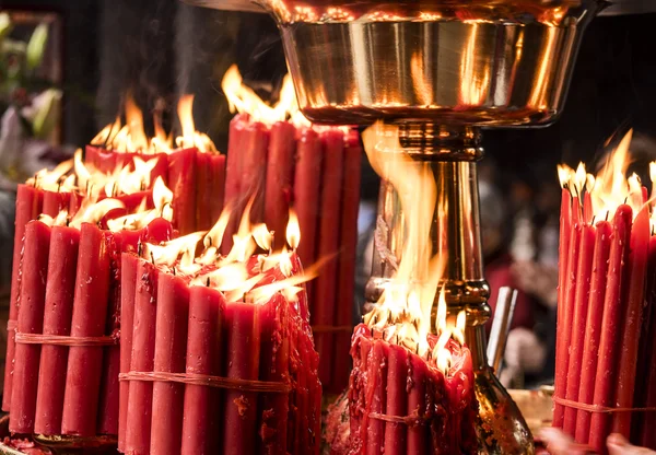 Rote Kerzen im Tempel — Stockfoto