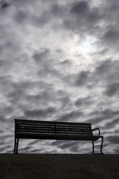 어둠, 벤치 변덕 구름 — 스톡 사진