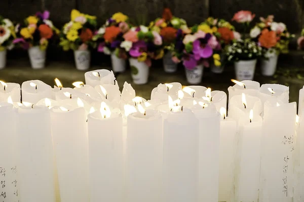 Ljus och blommor i buddisttemplet — Stockfoto