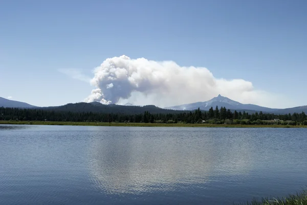 Forest Fire rök avlägsna — Stockfoto