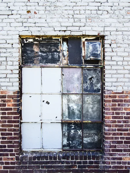 Skitiga lager fönster — Stockfoto