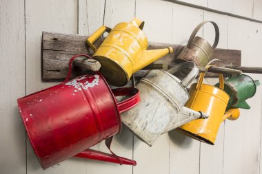 Beş sulama tenekeleri