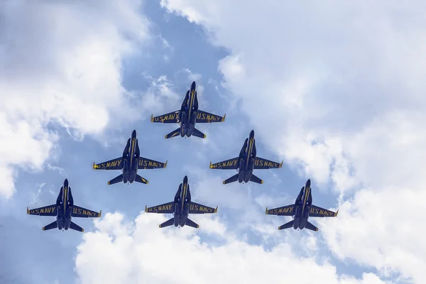 Blue Angels i bildandet flyger — Stockfoto