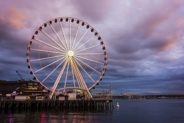 Seattle hjulet i skymningen — Stockfoto