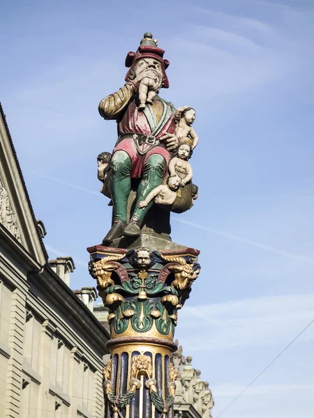 Statue des bébés mangeant de l'ogre — Photo